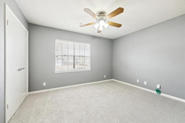 Building Photo - 6338 Chevy Chase Dr