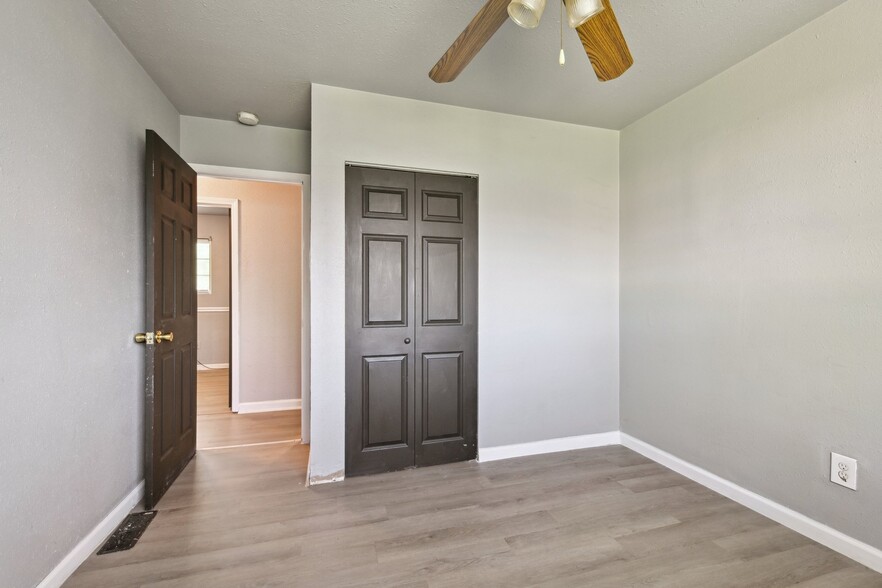 Building Photo - 1604 Parklane Dr