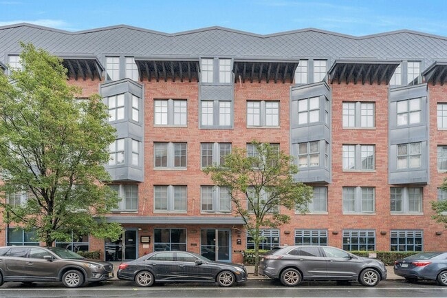 Building Photo - 727 Monroe St