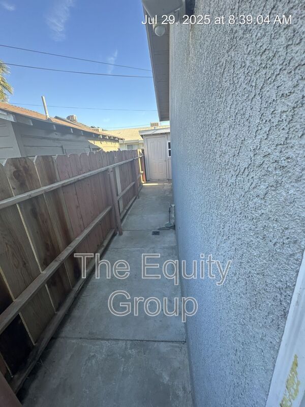 Building Photo - 126 W San Joaquin Ave