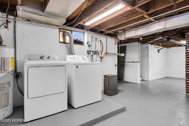 Building Photo - 2061 Lakewood Rd