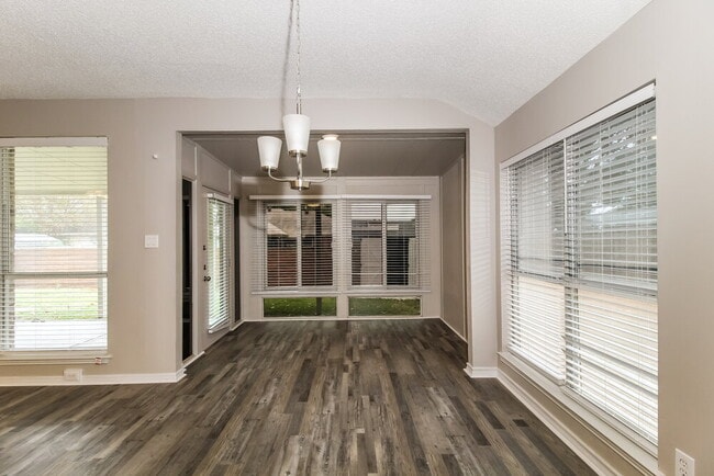 Building Photo - 5912 Hillview Dr