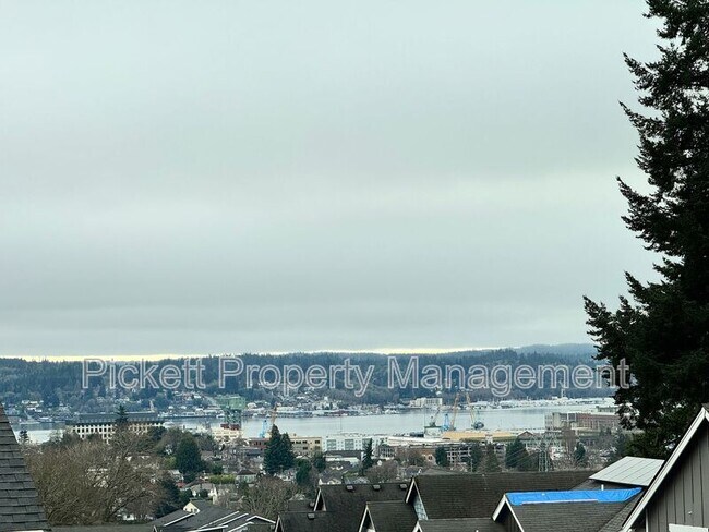 Building Photo - 2402 Seringa Ave