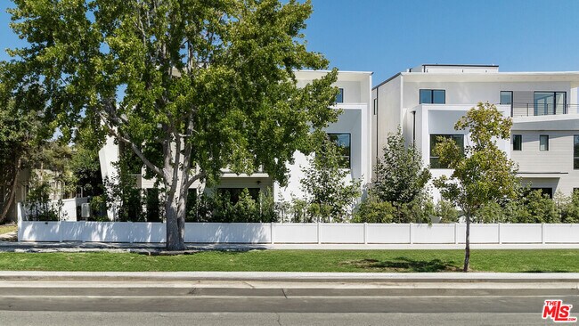 Building Photo - 3218 S Barrington Ave