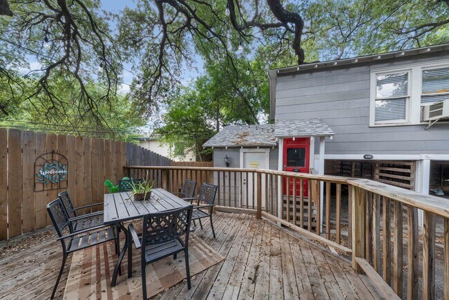 Building Photo - Charming 1-Bed Bungalow with Carport in Central San Antonio – Cozy, Bright, and Move-In Ready!