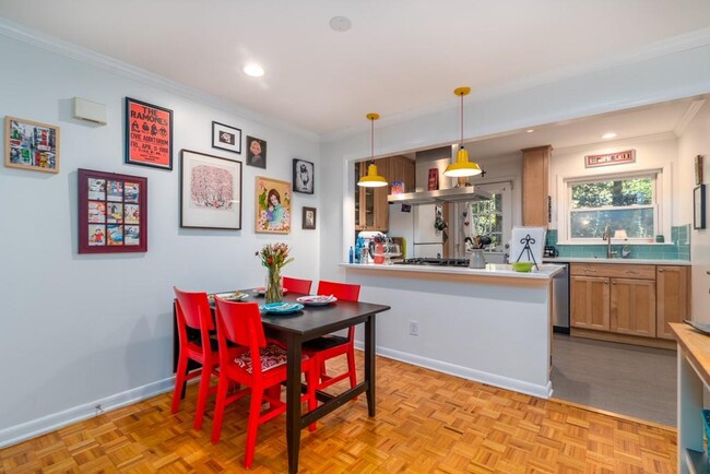 dining area - 1010 Scott Blvd