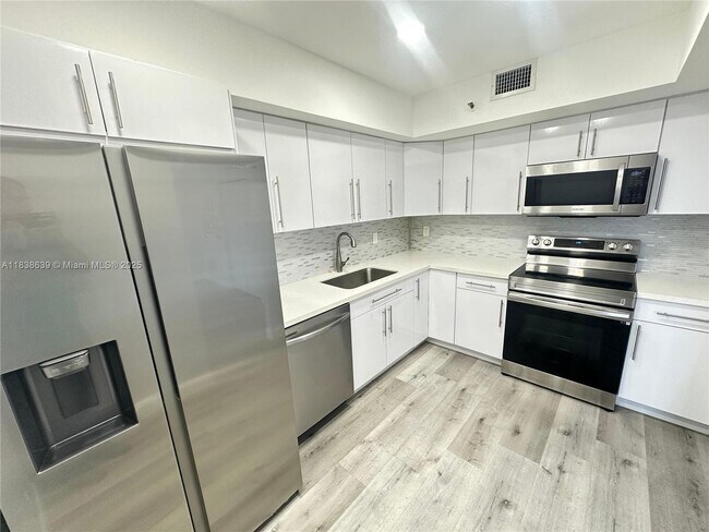 Building Photo - 901 Hillcrest Dr