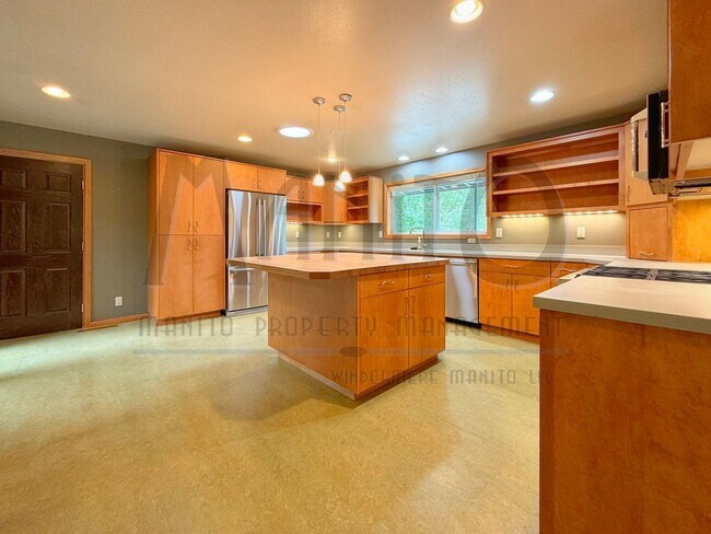 Building Photo - Stunning & Spacious South Hill Home