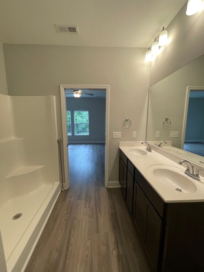 Building Photo - 3 Bedrooms, 2.5 Baths 2-story townhome