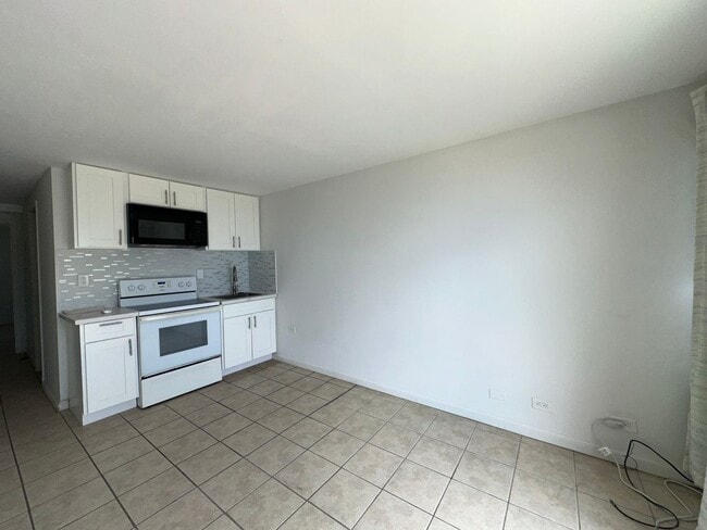 Building Photo - Makaha Surfside One Bedroom A building $16...