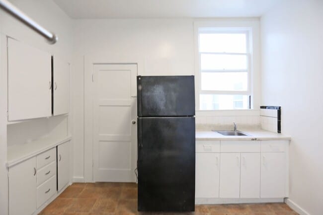 Building Photo - 1243 Pine St