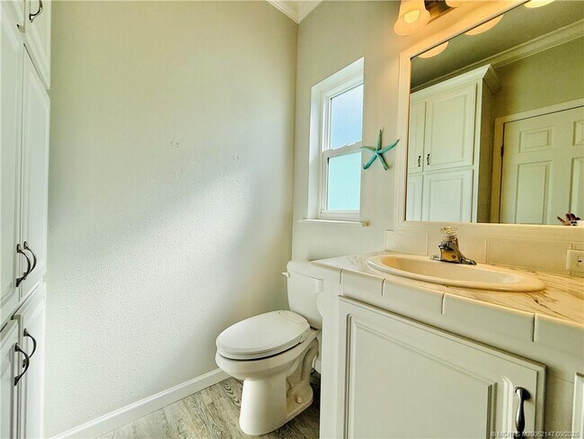 Building Photo - 252 NE Ebbtide Way