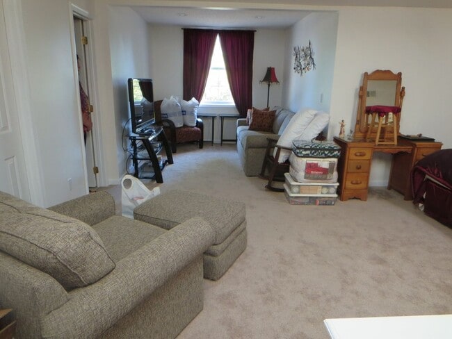Building Photo - Spacious 2-Level Townhouse