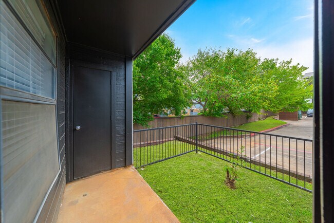 Building Photo - 2529 Thomason Cir