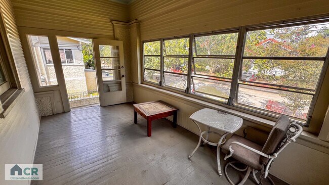 Building Photo - HUGE 9 bedroom house just a few blocks from campus! Text 727-459-4141 for more info.