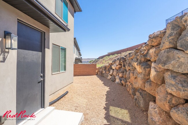 Building Photo - Hurricane Valley 3 Bedroom Townhome