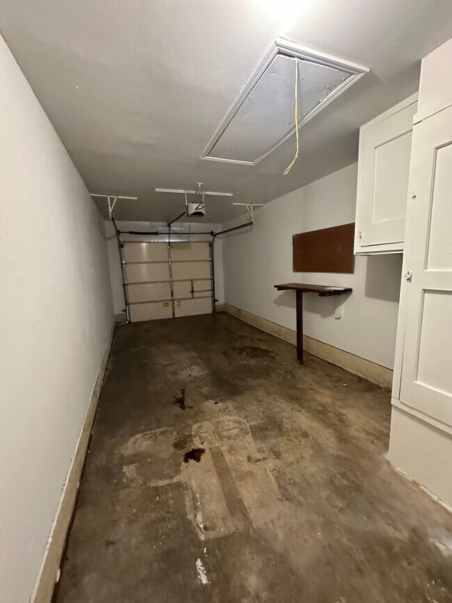 Building Photo - 3 Bed 1 Bath Brick Home with 1 Car Garage