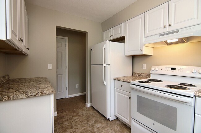Building Photo - Parkridge Court Apartments - Newly Renovat...
