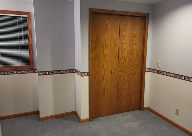 Building Photo - 3-Bedroom/2.5-Bath, Great Neighborhood