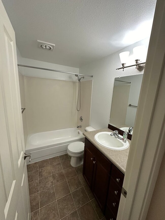 Building Photo - Quiet Updated South Queen 1bd 1bath Condo ...