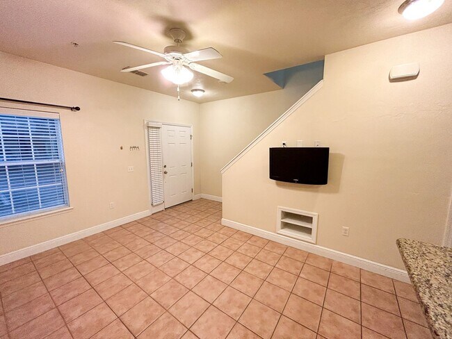 Building Photo - Chase Hollow #101