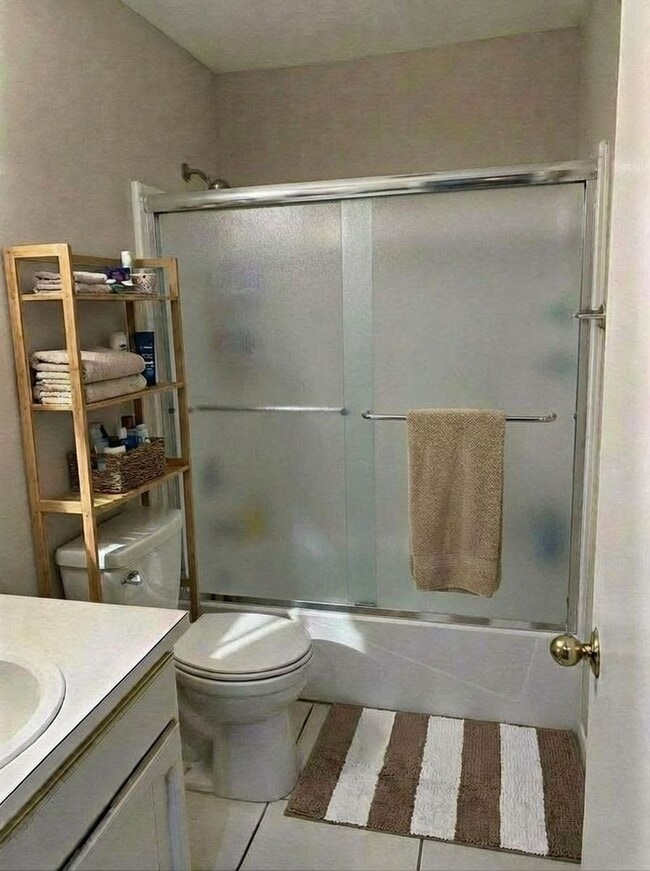 Building Photo - 2 Bedroom 1.5 Bath 2 Story Townhouse