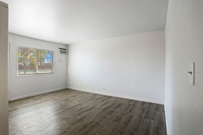 Building Photo - 111 N Walnut Ave