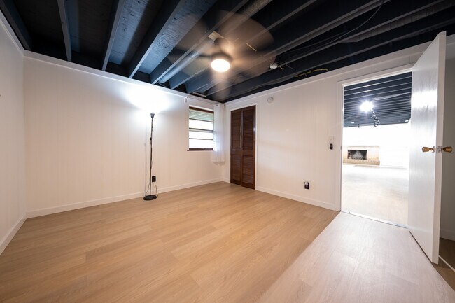 Building Photo - 9424 Thomas Rd