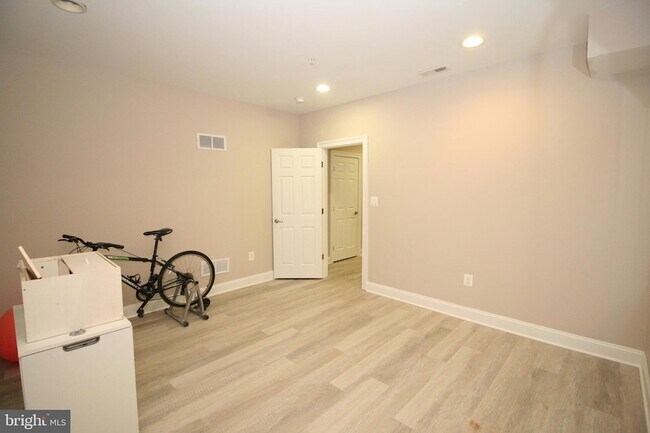 Building Photo - 102 Bullard Cir