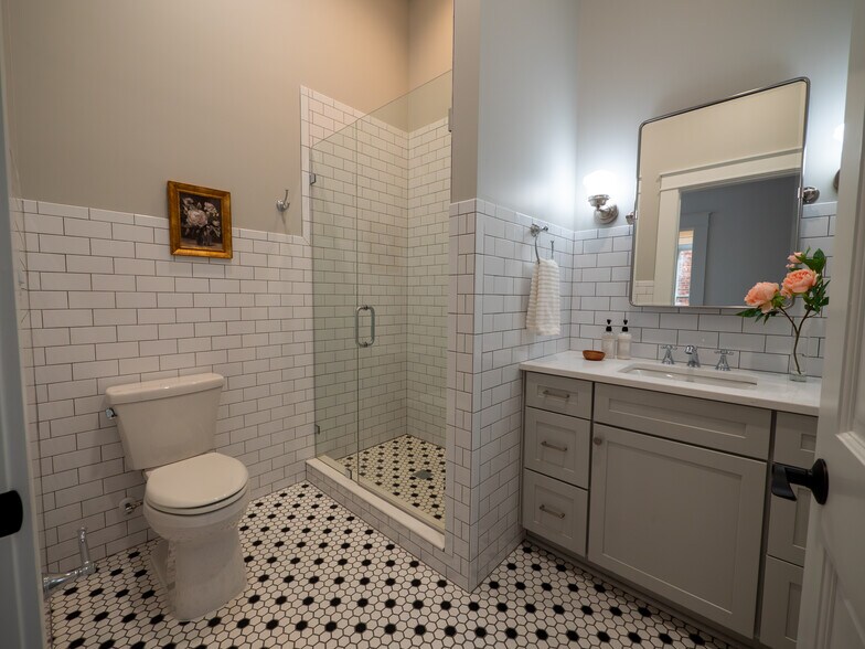 Building Photo - 121 N Main St