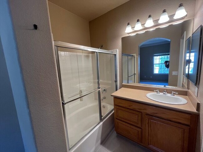 Building Photo - Move In Ready! 2 bedrooms 2.5 bath Townhom...