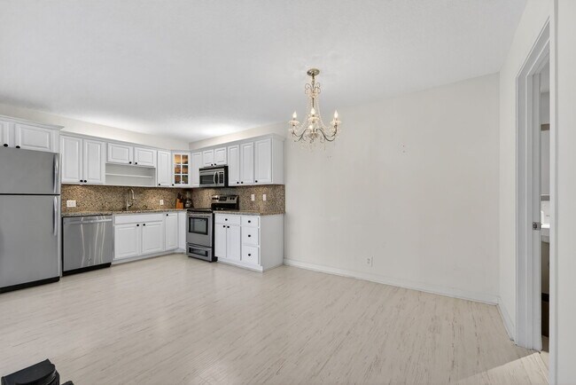 Building Photo - 1525 Augusta Cir