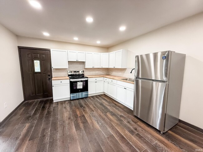 Building Photo - 1900 N Market St