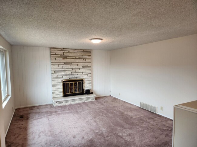 Building Photo - Great 4 Bd 2 Ba Home in Taylorsville