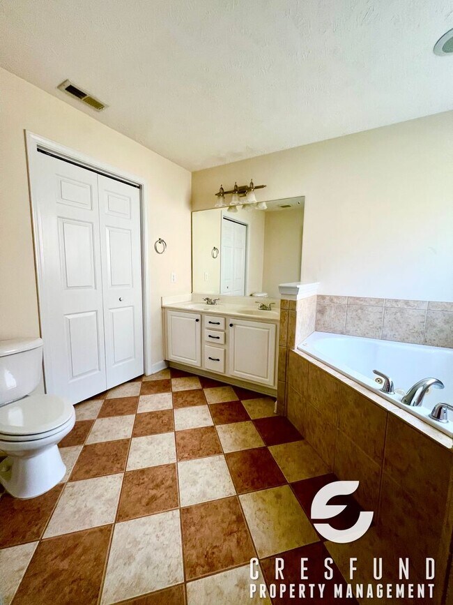 Building Photo - GATED COMMUNITY - Freshly Painted 2 Bed 2 Bath Condo AVAILABLE NOW