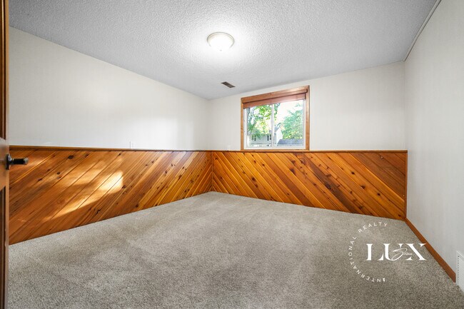 Building Photo - 3160 Walnut Grove Ln N