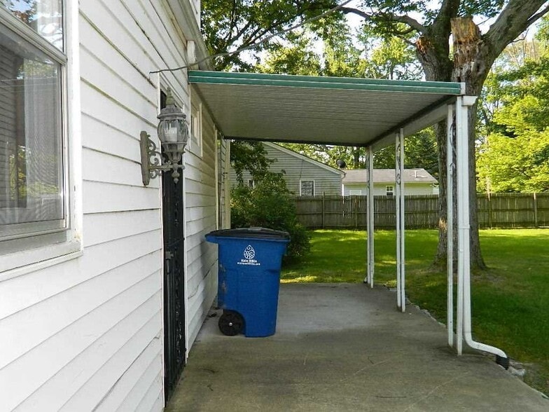 Building Photo - 2718 S Nebraska St