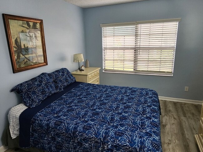 Building Photo - Spacious 2/2 condo