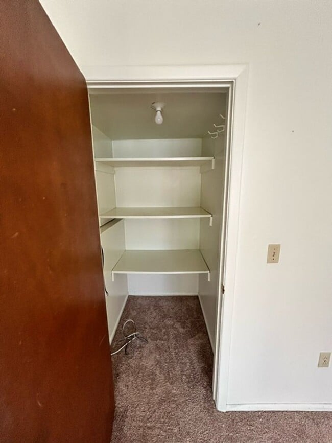 Building Photo - Move-In Today 2 Bedroom 1 Bathroom Apartment Close to Campus!