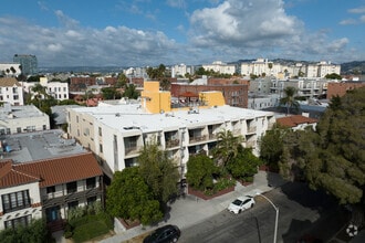Building Photo - 659 S Cloverdale Ave