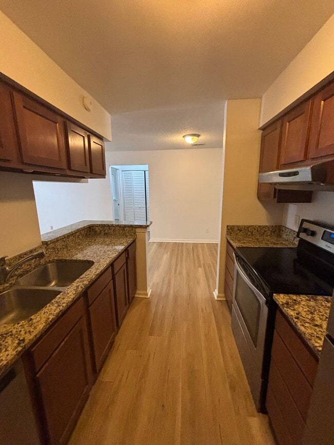 Building Photo - 562 Candle Ln