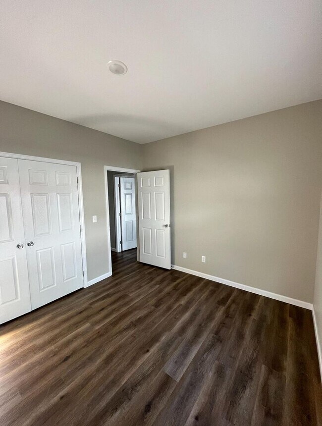 Building Photo - 2 bed, 1 bath Apartment