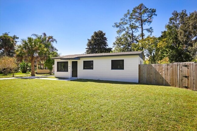 Building Photo - 3506 Claridge Rd E