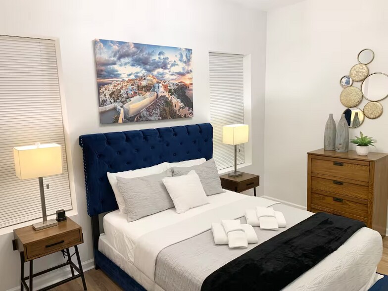 Building Photo - 1600 S Charles St