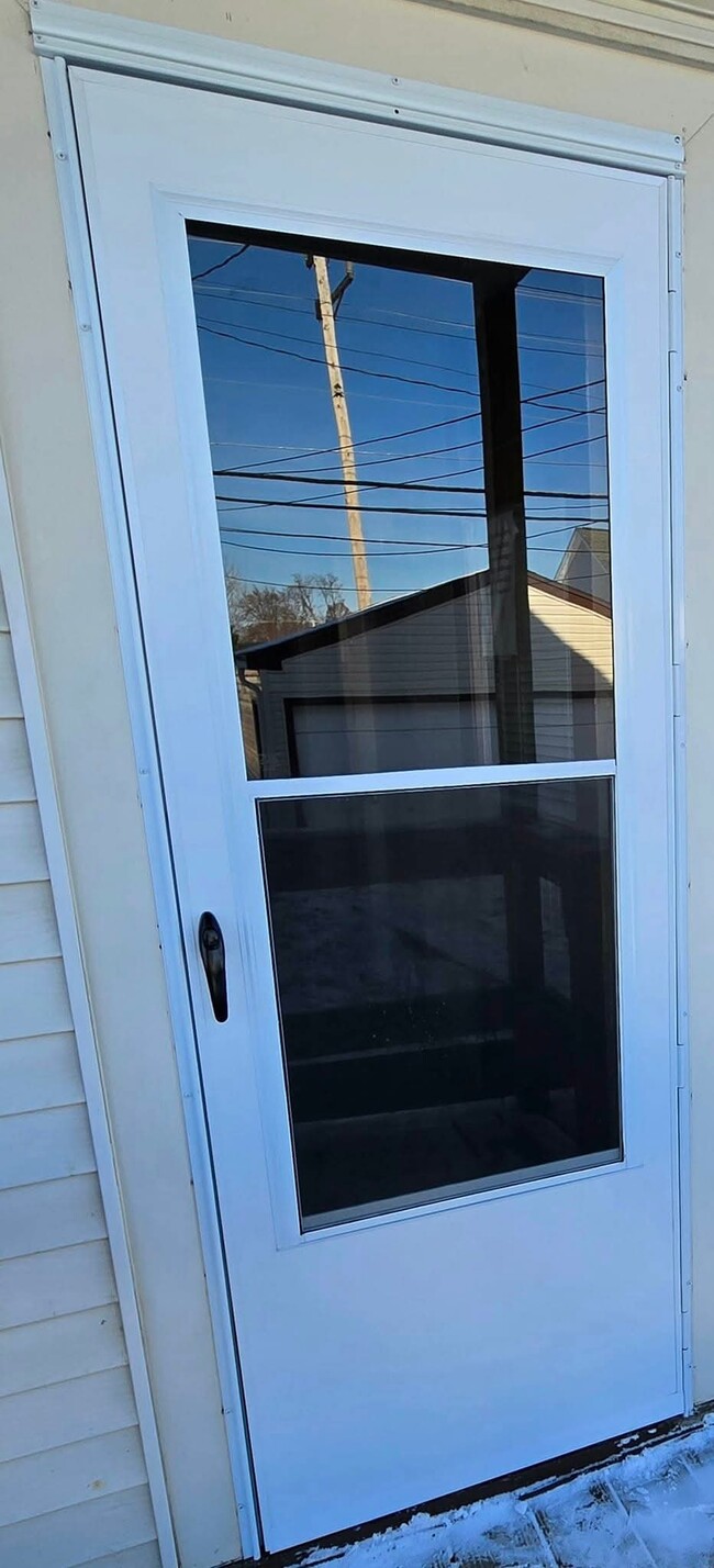 Back bedroom 1 storm door - 414 Taunton Pl