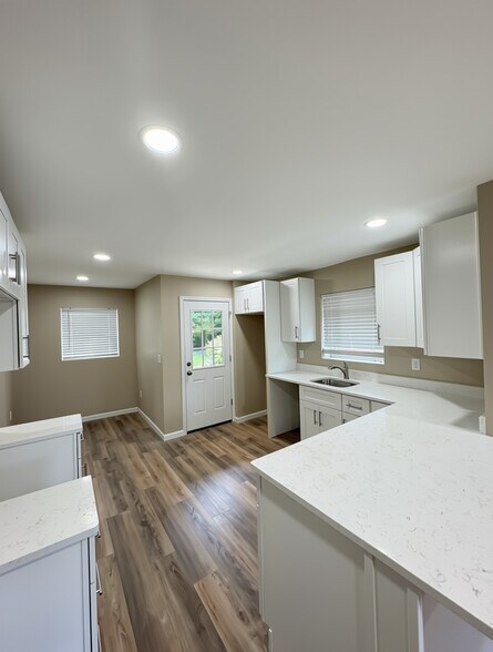 Building Photo - 5125 Highview Dr