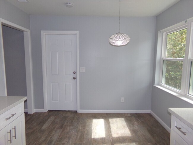 Building Photo - Updated Northeast Pensacola 3BR Home with Granite Kitchen, Tile Floors & Garage