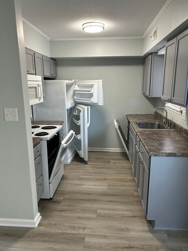Building Photo - 2 Bedroom 1.5 Bathrooms