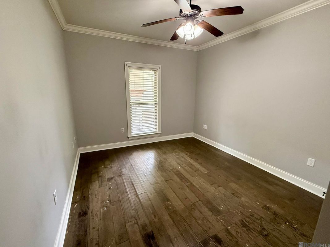 Building Photo - 10408 Springtree Ave