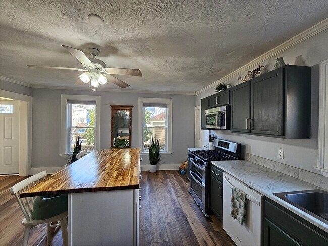 Building Photo - 32 Main St